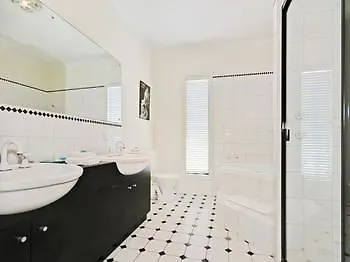 Bed & Breakfast Wine And Roses Bed And Breakfast Adelaide